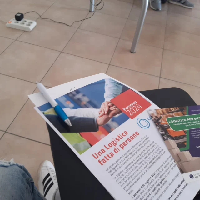 🎯 𝗟𝗢𝗚𝗜𝗦𝗧𝗜𝗖𝗔 𝟰.𝟬 : 𝗣𝗘𝗥𝗦𝗢𝗡𝗘 𝗔 𝗟𝗔𝗩𝗢𝗥𝗢✔️
Molto interessante la tavola rotonda in corso presso la Cdo Foggia.
Insieme alle aziende ed ai nostri ospiti, 𝐀𝐧𝐭𝐨𝐧𝐢𝐨 𝐓𝐮𝐫𝐭𝐮𝐫𝐢𝐞𝐥𝐥𝐨 𝐑𝐞𝐟𝐞𝐫𝐞𝐧𝐭𝐞 𝐂𝐝𝐎 𝐋𝐨𝐠𝐢𝐬𝐭𝐢𝐜𝐚 e 𝐀𝐥𝐟𝐫𝐞𝐝𝐨 𝐁𝐚𝐫𝐫𝐚𝐬𝐬𝐨 di 𝐀𝐥𝐛𝐚 𝐄𝐥𝐞𝐜𝐭𝐫𝐢𝐜 𝐒𝐫𝐥 sono stati affrontati i principali temi che ruotano intorno alla tematica delle logistica: dai magazzini automatizzati, alla preparazione degli imballaggi, allo stoccaggio e trasporto della merce, alla minimizzazione degli errori nella gestione degli ordini.
Tutto questo perchè una corretta gestione logistica richiede una supply chain efficiente per raggiungere molteplici obiettivi. 🎯
 
@cdonazionale @pmi_tutoring #cdologistica #albaelectric #impresa #fareinsieme